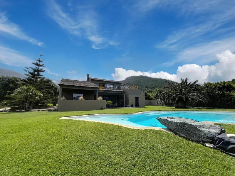 Maison - 219 m² - 6 pièces