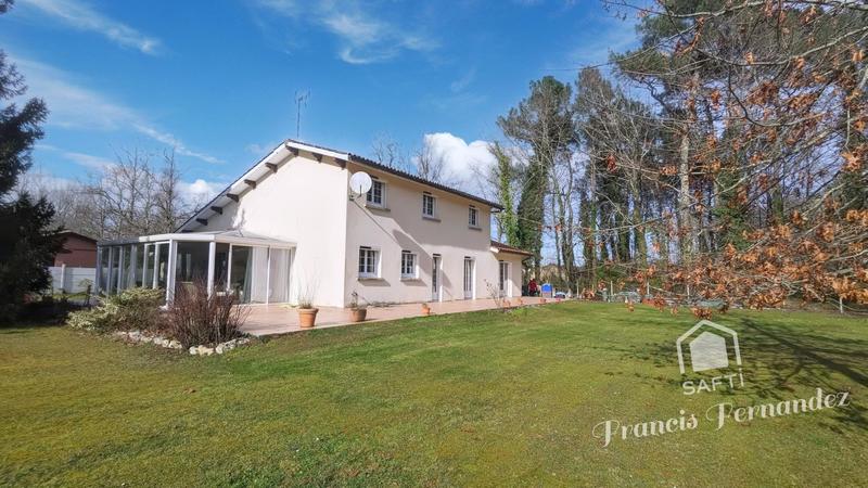 Maison - 220 m² - 6 pièces