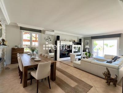 Maison - 300 m² - 10 pièces