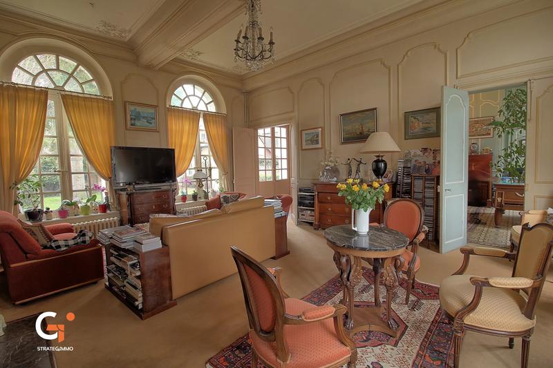 Maison - 242 m² - 9 pièces