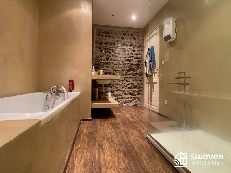 Maison - 320 m² - 8 pièces