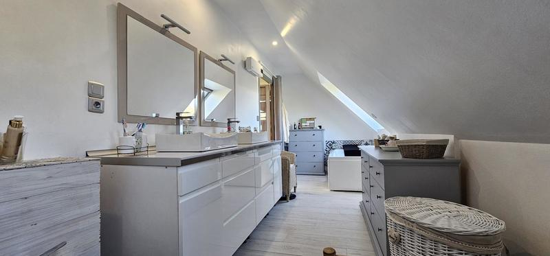 Pavillon - 197 m² - 8 pièces