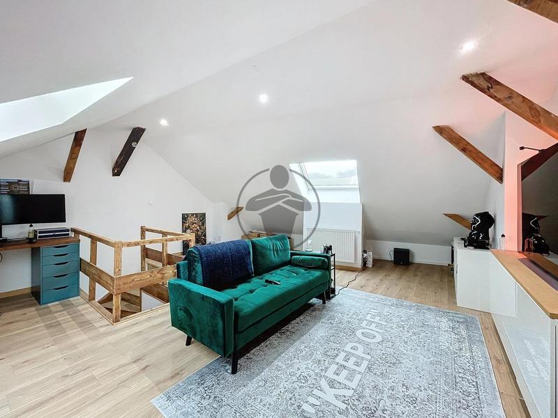 Maison - 202 m² - 7 pièces