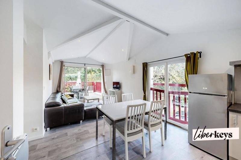 Maison - 220 m² - 10 pièces