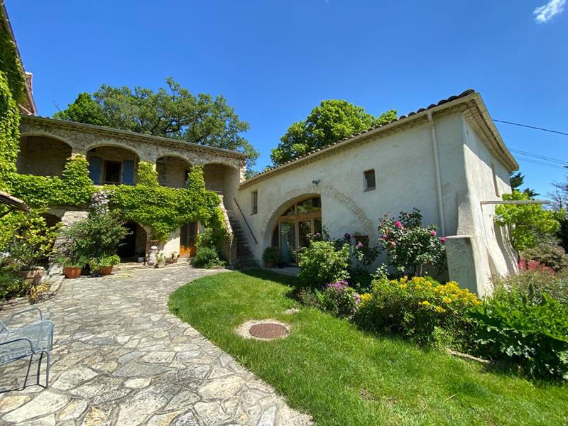 Maison - 330 m² - 11 pièces