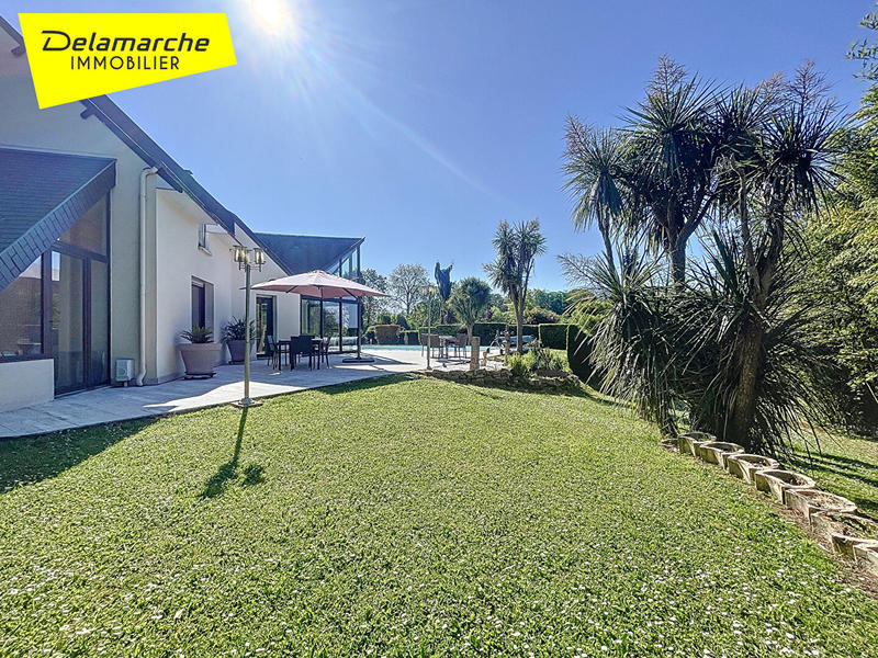 Maison - 241 m² - 10 pièces