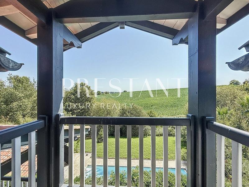 Maison - 200 m² - 9 pièces