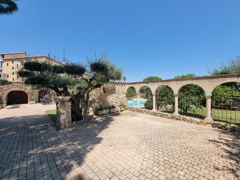 Propriété - 270 m² - 8 pièces