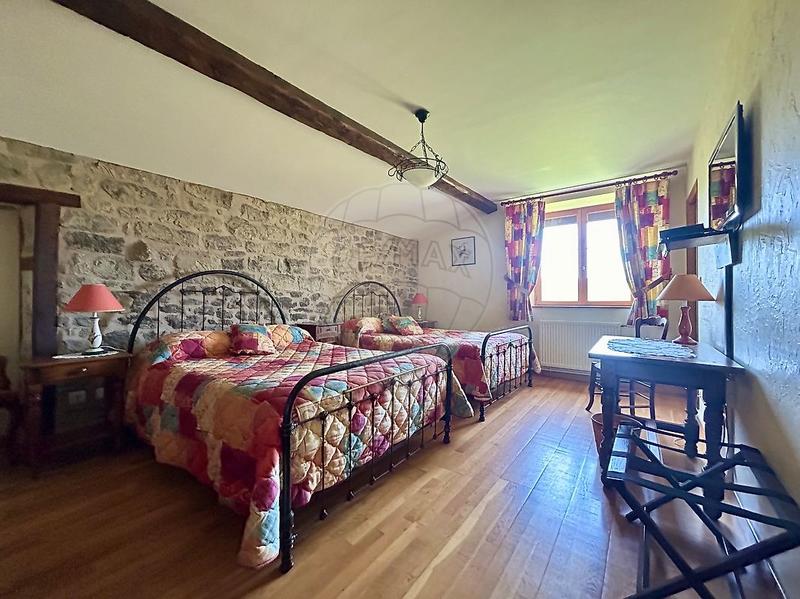 Hôtellerie / Restauration - 1 300 m² - 17 pièces