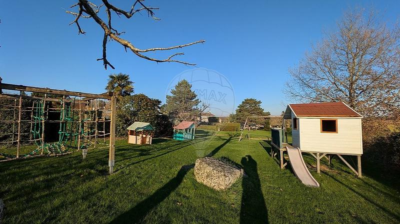 Propriété - 374 m² - 24 pièces