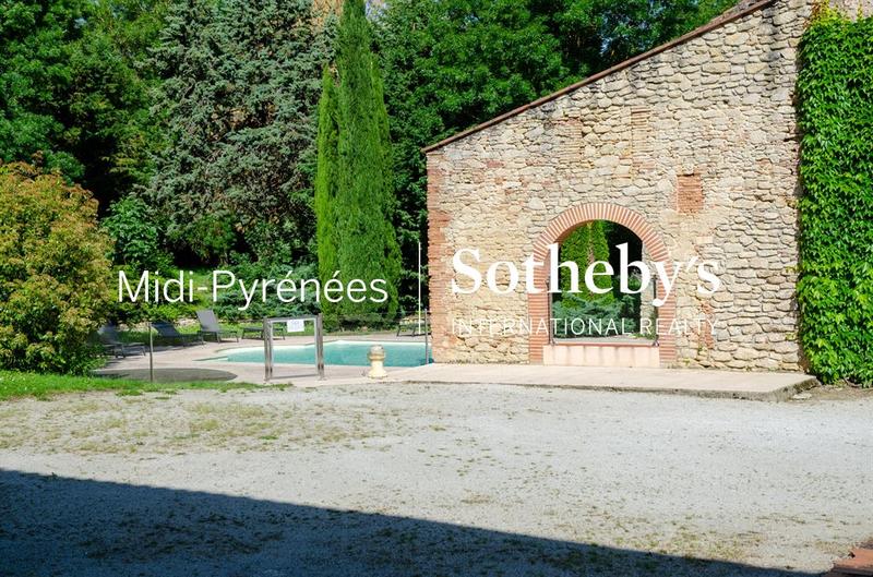 Château - 1 573 m² - 36 pièces