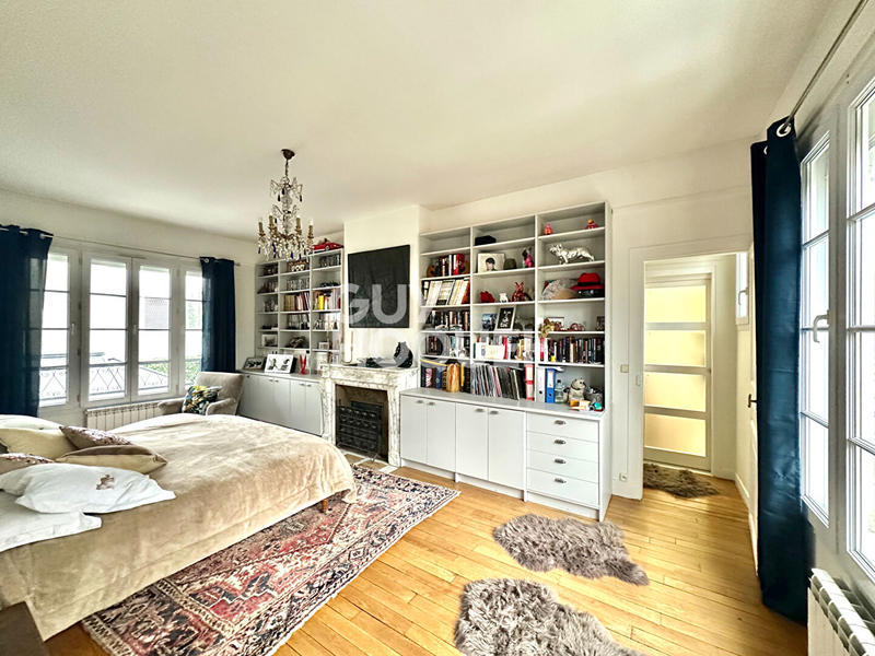 Maison - 202 m² - 9 pièces