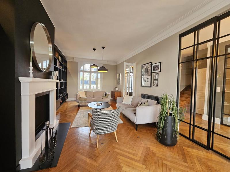 Maison - 270 m² - 11 pièces