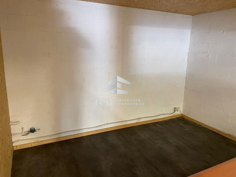 Local d'activités - 261 m²