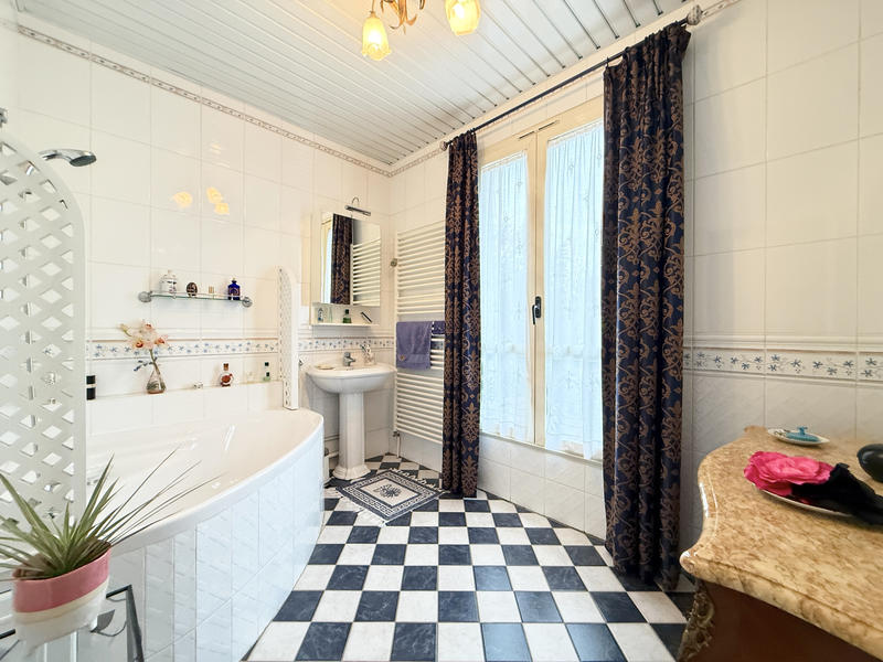 Maison - 165 m² - 9 pièces