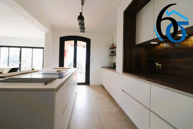 Maison - 240 m² - 8 pièces