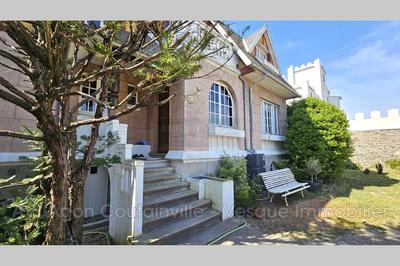 Maison - 239 m² - 10 pièces