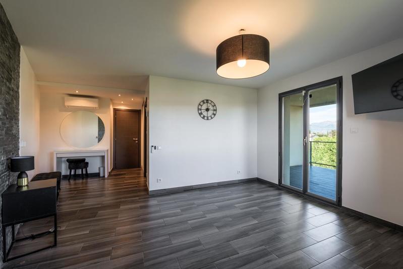 Maison - 250 m² - 6 pièces