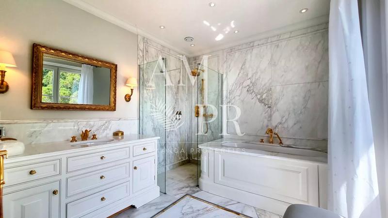 Propriété - 900 m² - 12 pièces