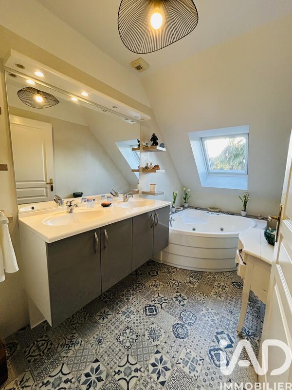 Maison - 180 m² - 8 pièces