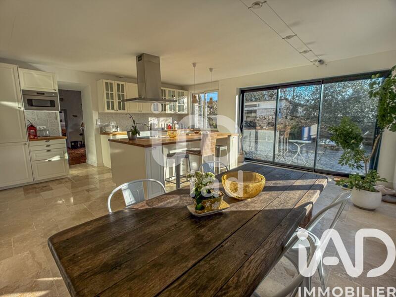 Maison - 250 m² - 9 pièces