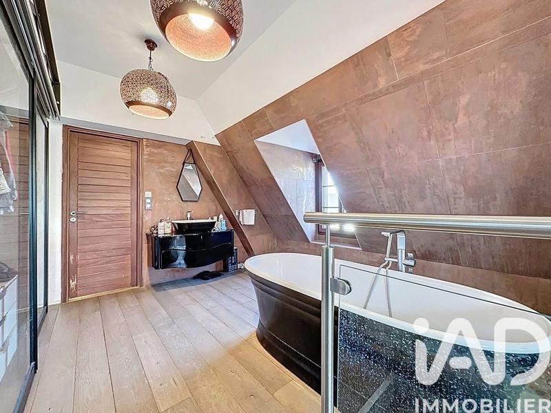 Maison - 182 m² - 7 pièces