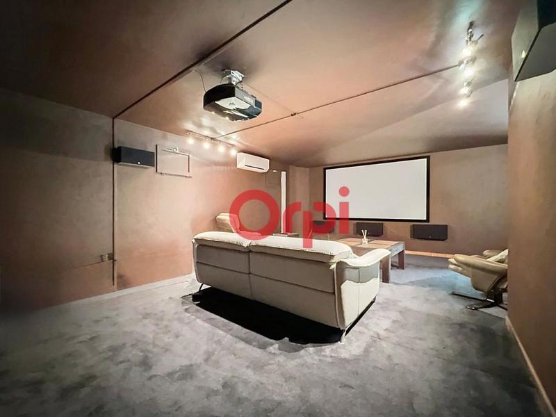 Maison - 305 m² - 5 pièces