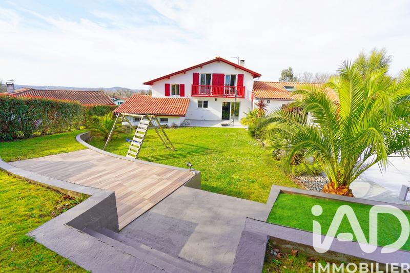 Maison - 225 m² - 9 pièces