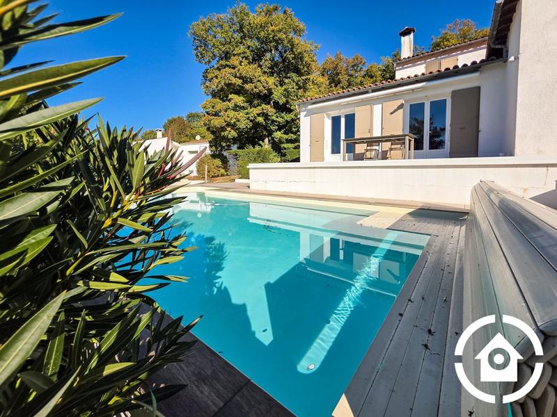 Maison - 212 m² - 8 pièces