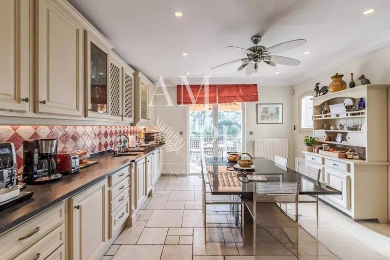 Villa - 555 m² - 10 pièces