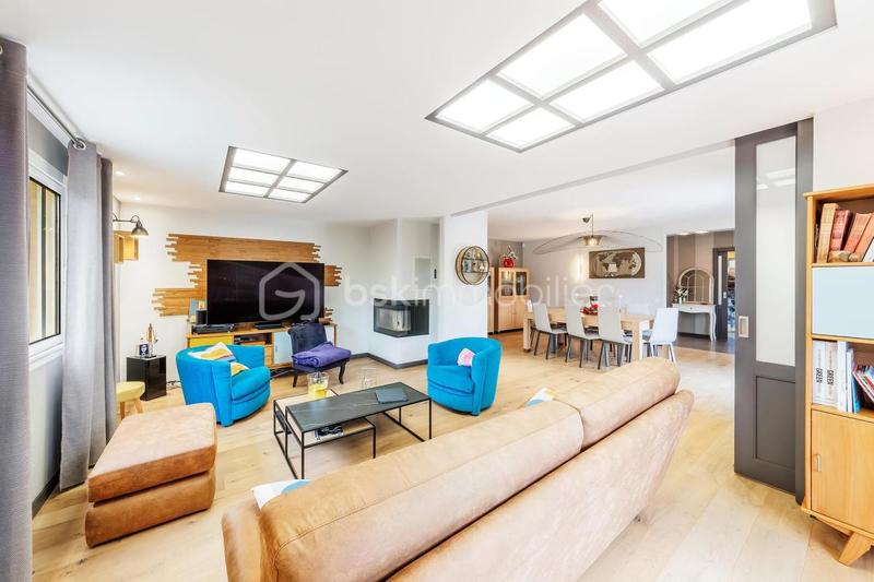 Maison - 305 m² - 8 pièces