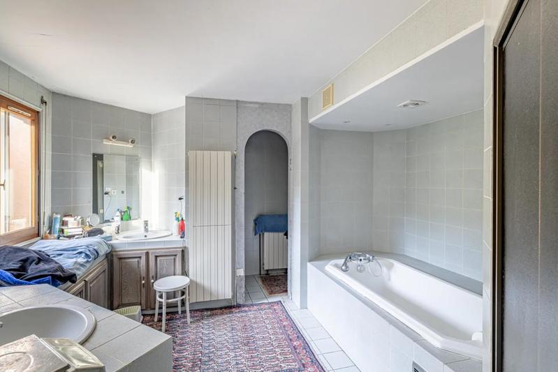 Maison - 230 m² - 10 pièces