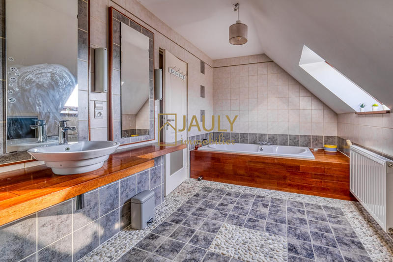 Maison traditionnelle - 173 m² - 7 pièces