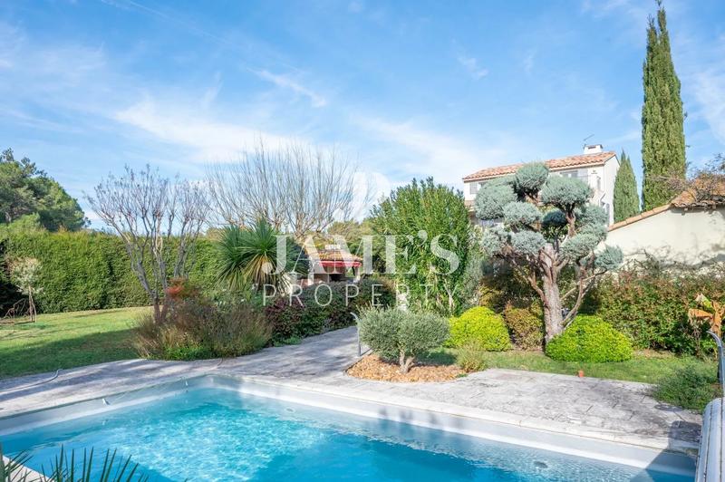 Maison - 210 m² - 8 pièces