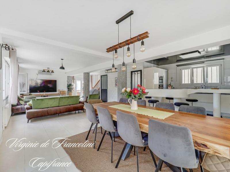 Maison - 251 m² - 8 pièces