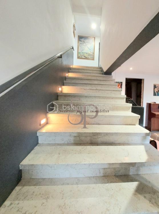 Maison traditionnelle - 220 m² - 8 pièces