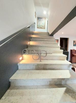 Maison traditionnelle - 220 m² - 8 pièces