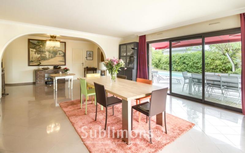Maison - 305 m² - 6 pièces