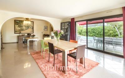 Maison - 305 m² - 6 pièces