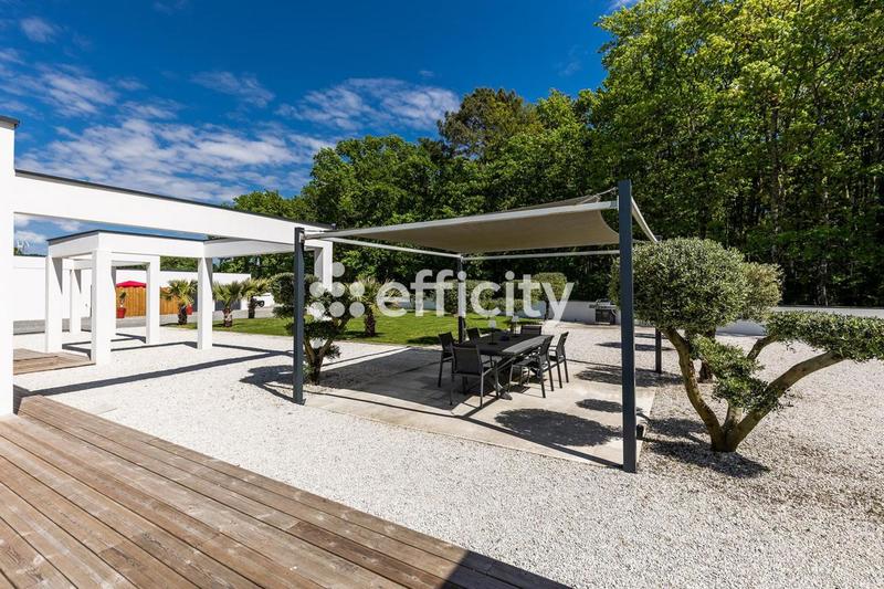 Maison - 340 m² - 10 pièces