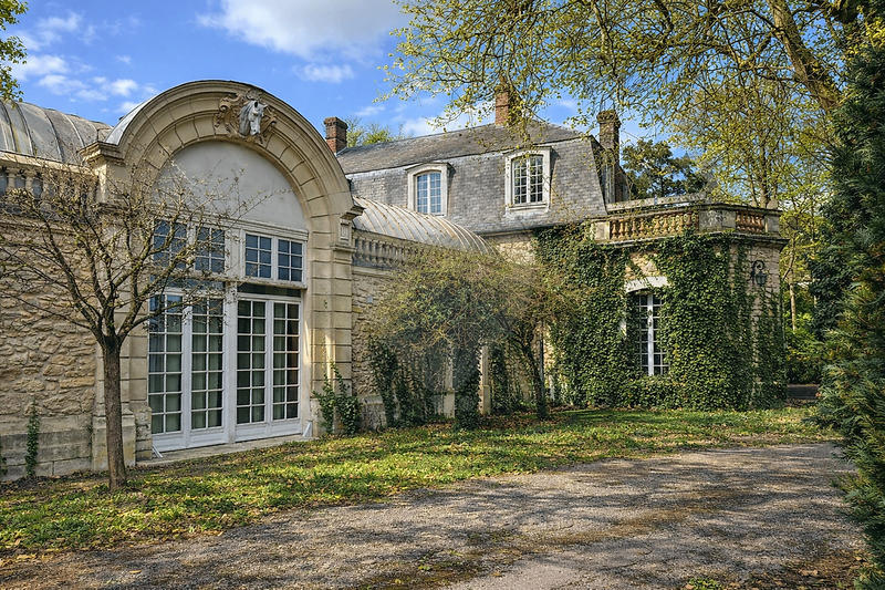 Maison - 1 000 m² - 20 pièces