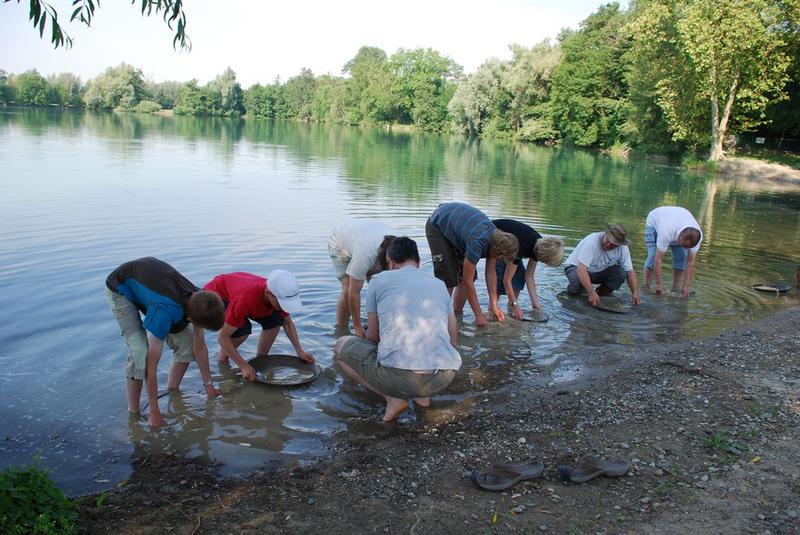 Atelier d'orpaillage : cherchez des paillettes d'or dans le sable de nos gravières !