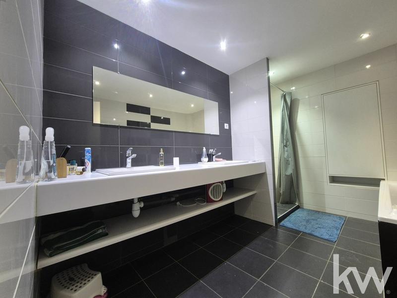 Maison - 437 m² - 8 pièces