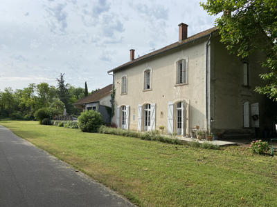 Maison - 370 m² - 12 pièces