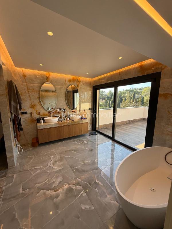 Maison traditionnelle - 318 m² - 5 pièces