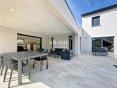 Villa - 211 m² - 10 pièces