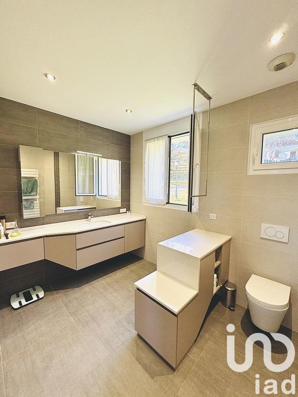 Maison - 220 m² - 6 pièces