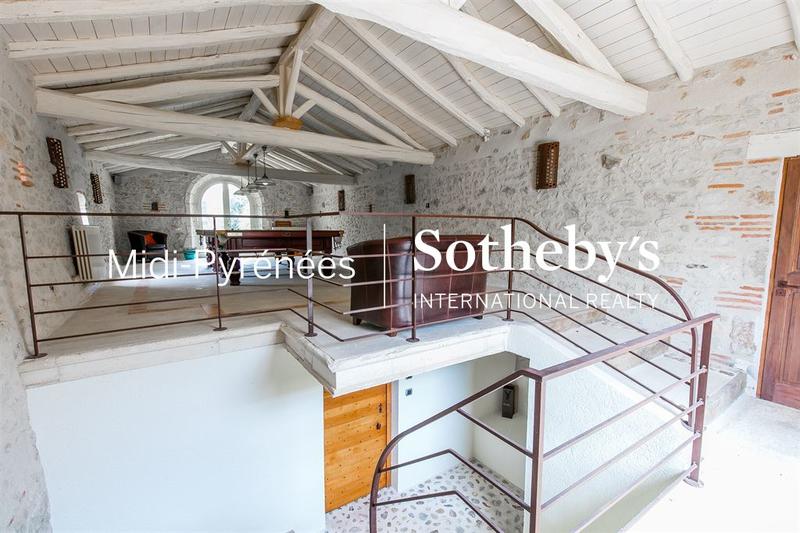 Maison - 850 m² - 10 pièces