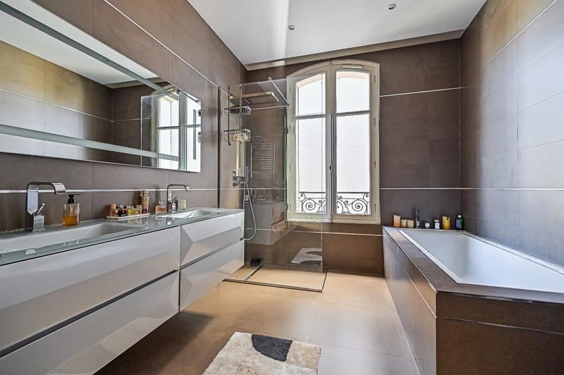 Maison - 340 m² - 8 pièces