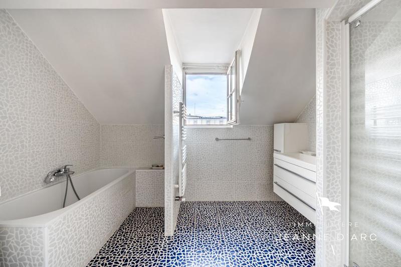 Maison - 238 m² - 8 pièces